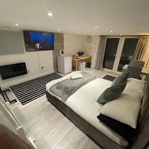 Modern With Private Entrance Manchester